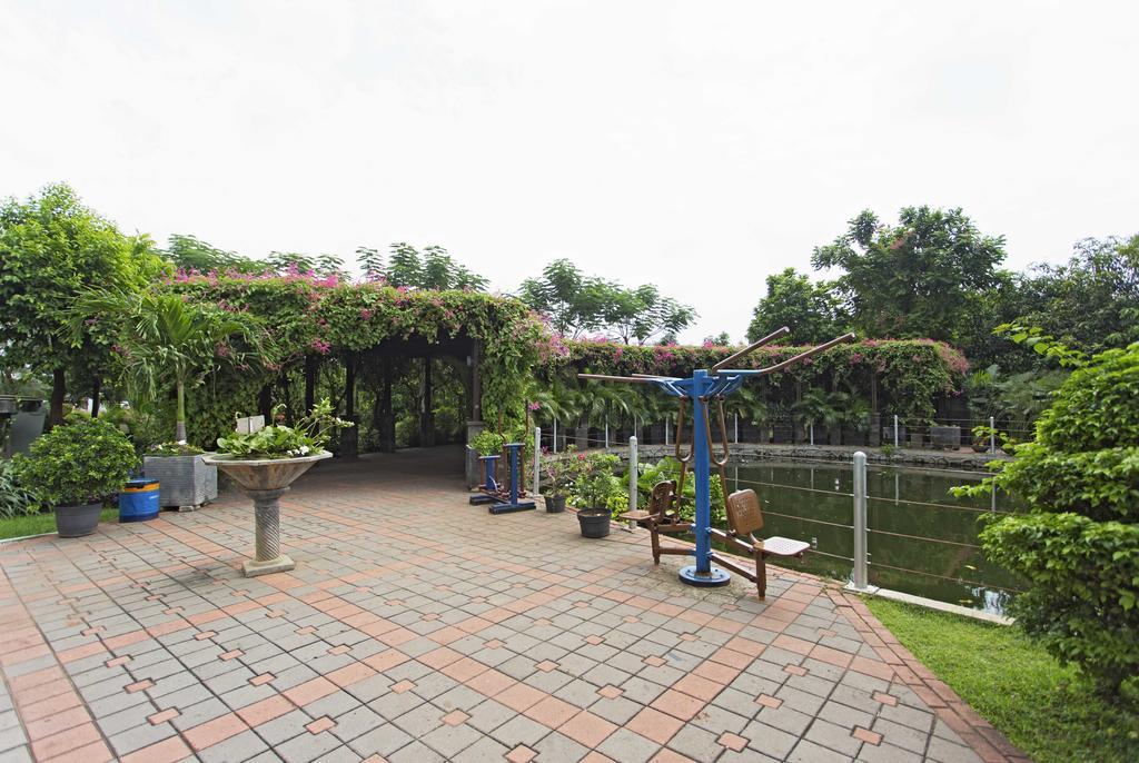 Reddoorz Apartment @ Green Pramuka จาการ์ตา ภายนอก รูปภาพ