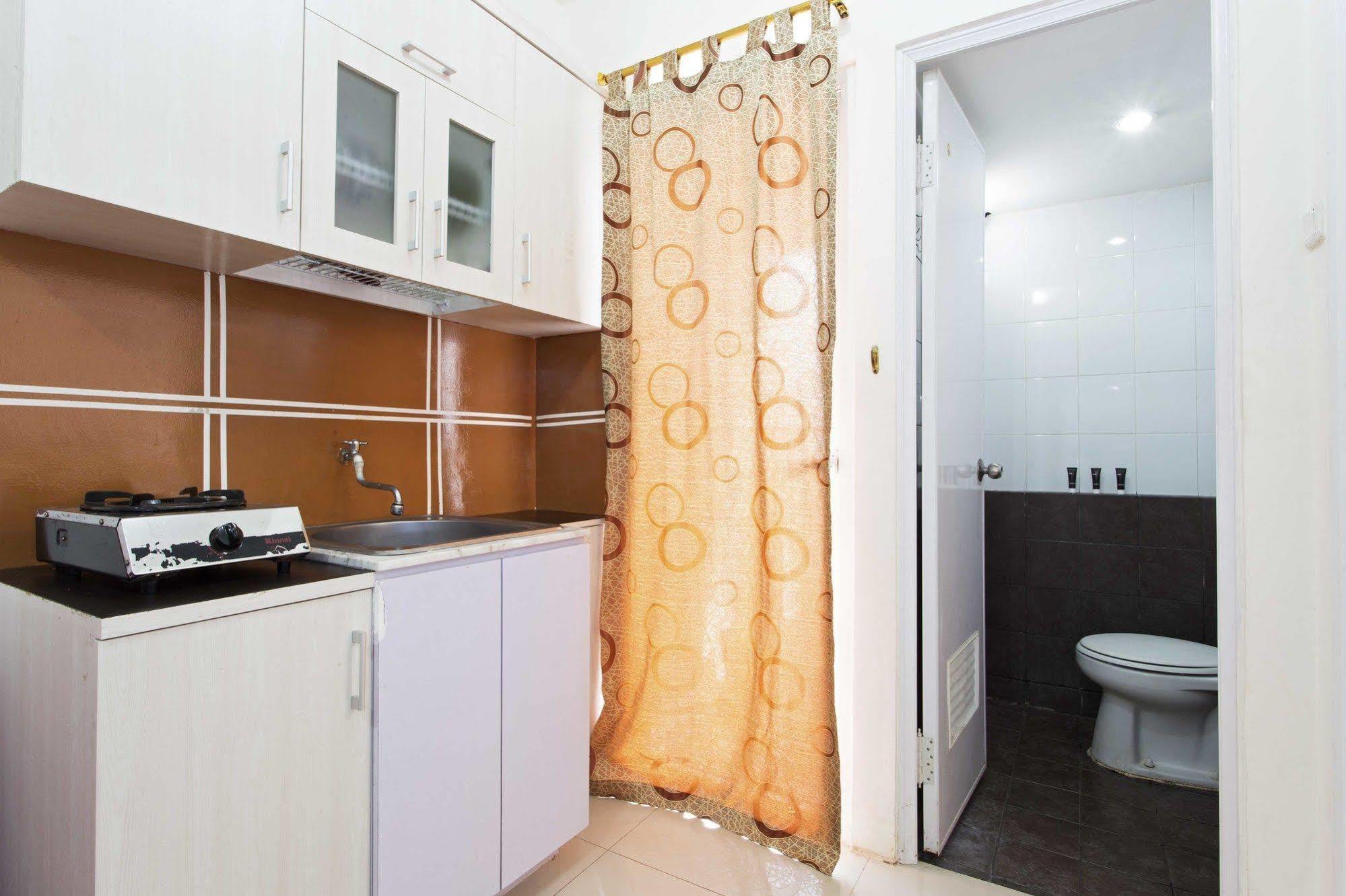 Reddoorz Apartment @ Green Pramuka จาการ์ตา ภายนอก รูปภาพ