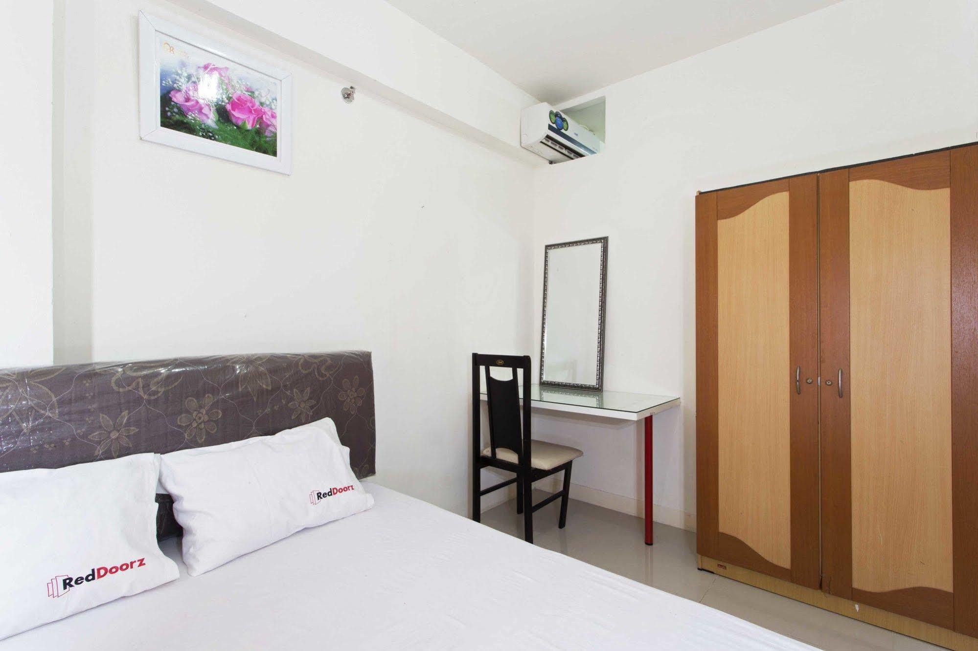 Reddoorz Apartment @ Green Pramuka จาการ์ตา ภายนอก รูปภาพ