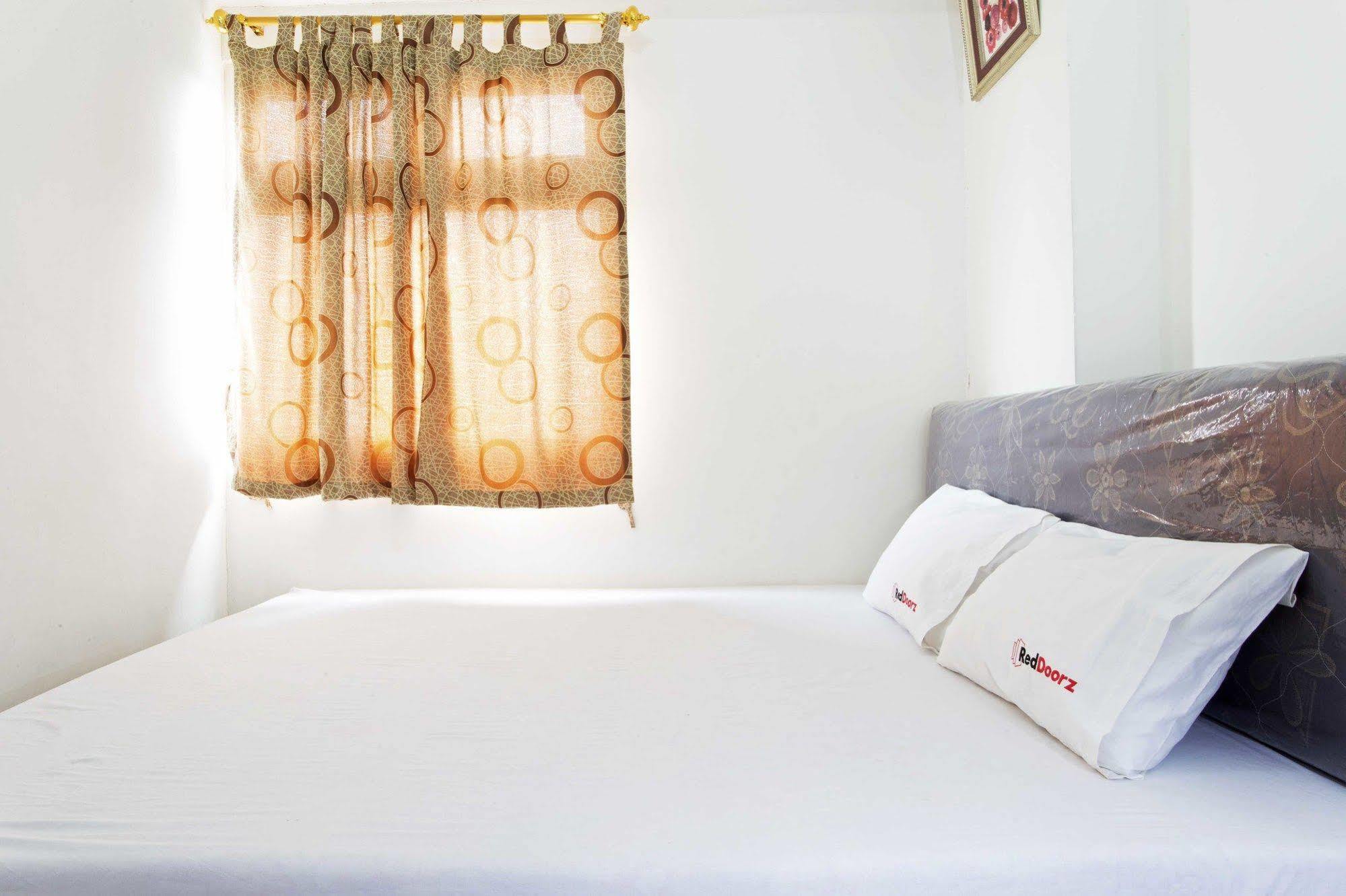 Reddoorz Apartment @ Green Pramuka จาการ์ตา ภายนอก รูปภาพ