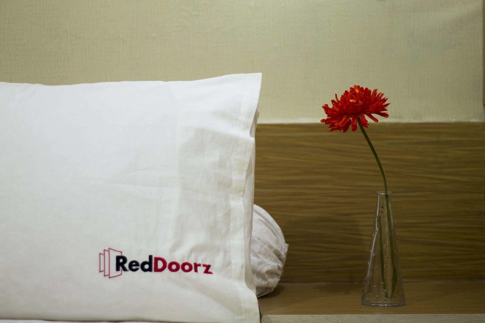 Reddoorz Apartment @ Green Pramuka จาการ์ตา ภายนอก รูปภาพ